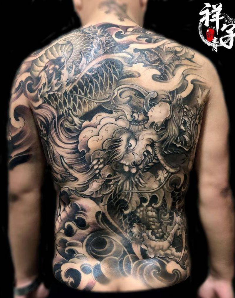龙跃纹身图片_背部新传统纹身图案
