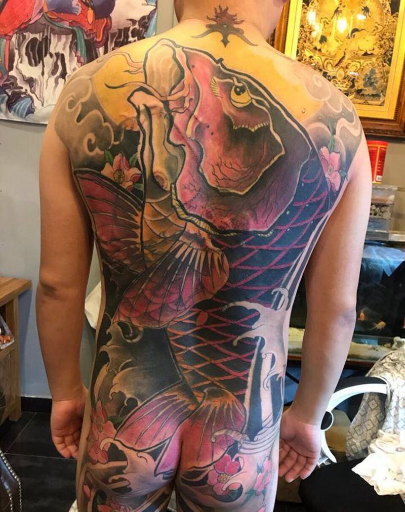 满背鱼纹身图片