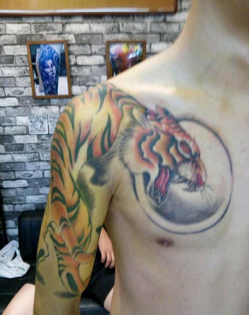 老虎披肩纹身图片