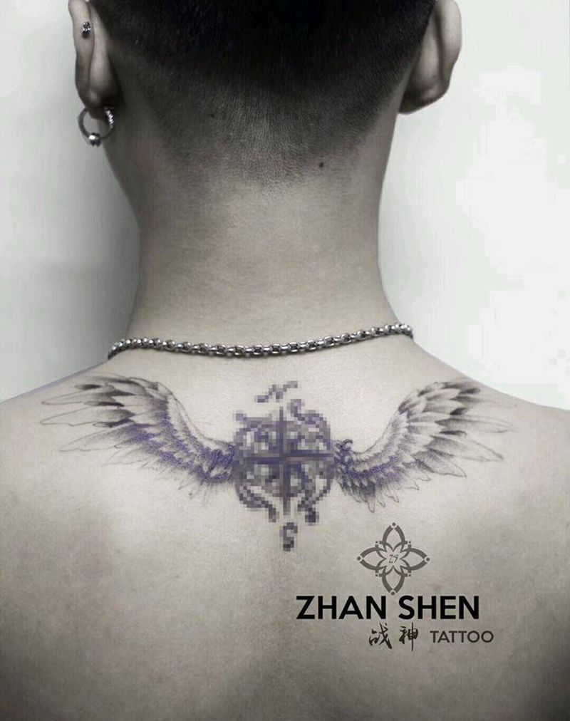 翅膀添加纹身图片_背部颈部欧美写实水墨翅膀纹身图案
