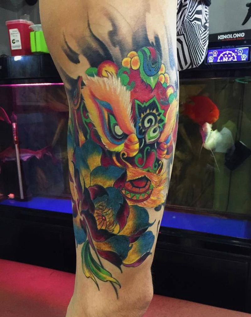 舞狮纹身图片_腿部成品传统动物纹身图案