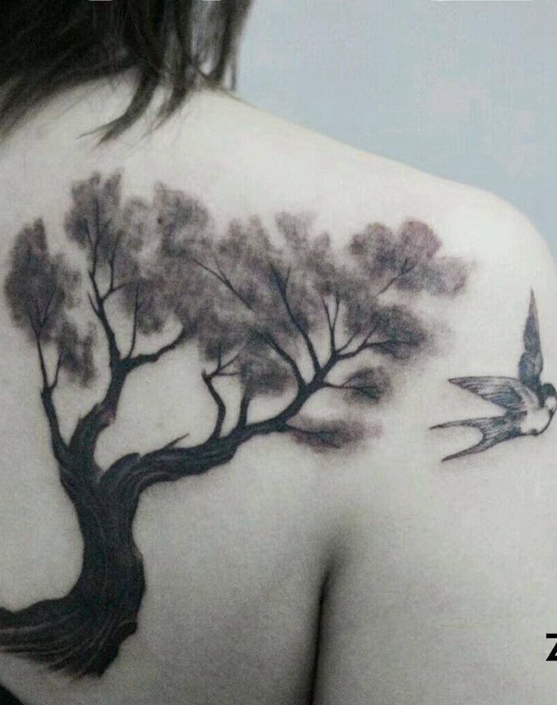 自由的而且有依靠纹身图片_胸部肩部欧美写实水墨树燕子纹身图案