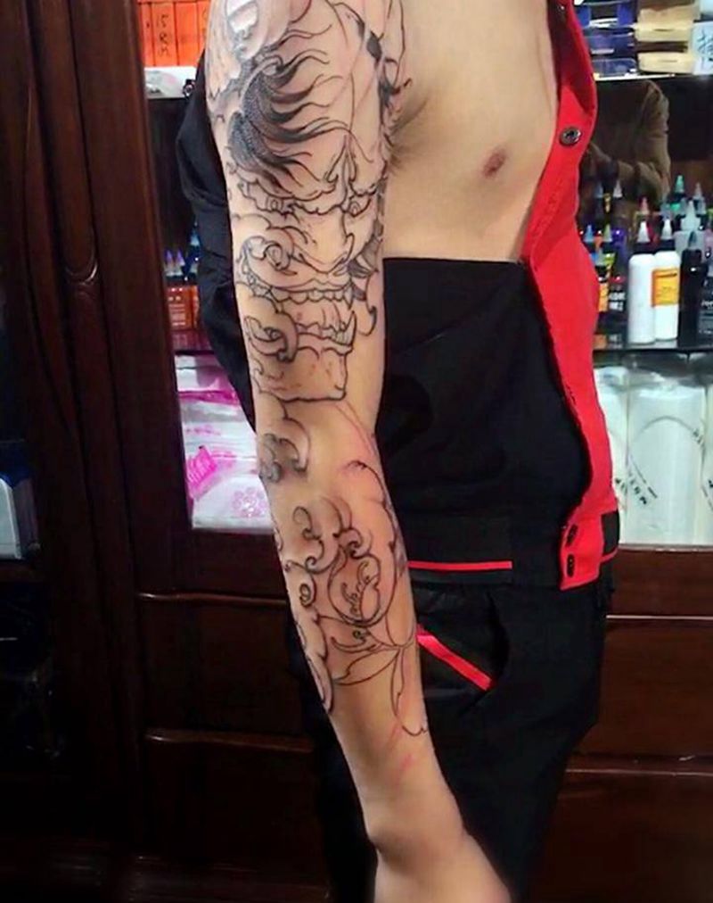 花臂线条纹身图片_肩部手臂传统鬼神植物纹身图案