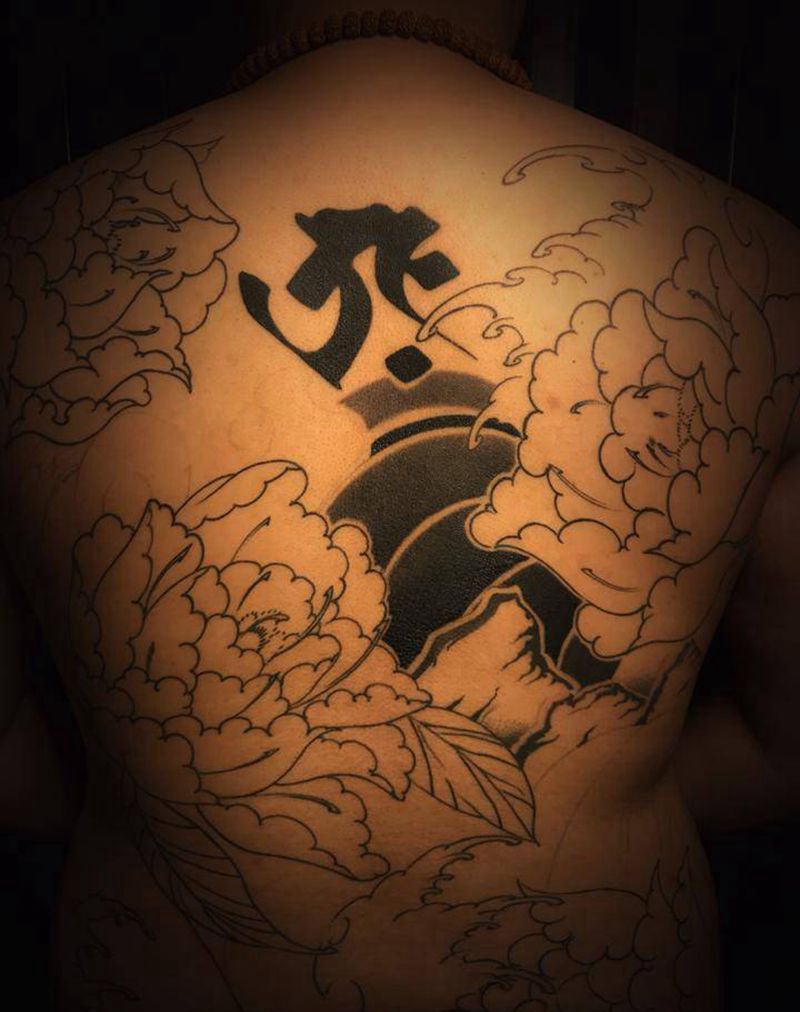 雾纹身图片_背部老传统雾面纹身图案