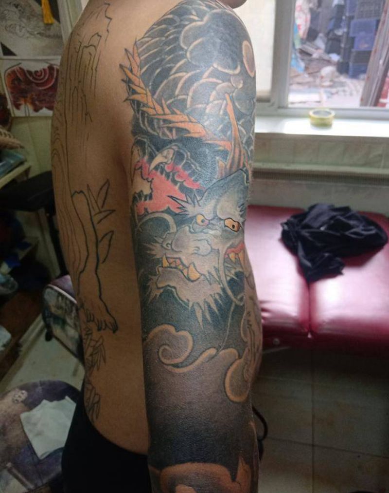 大臂遮盖老传统龙纹身图片_手臂老传统纹身图案