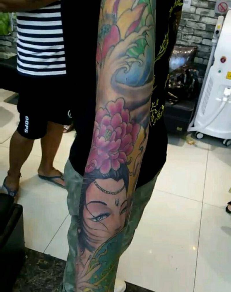 鲤鱼艺妓纹身图片_手臂传统人物成品纹身图案