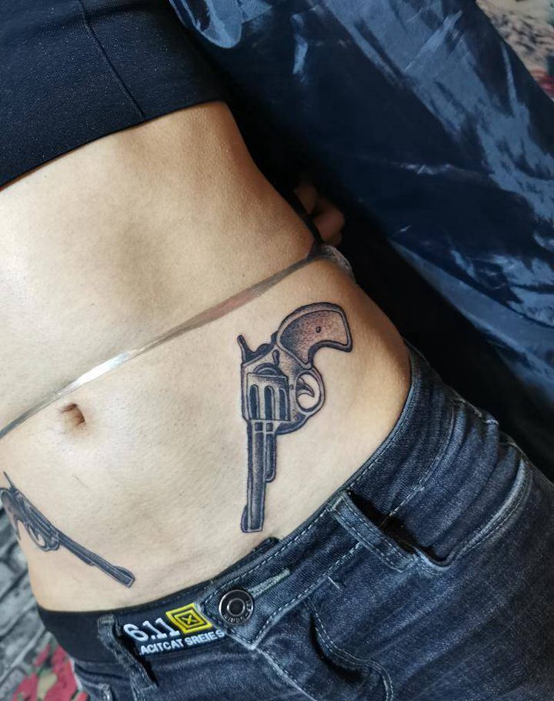 左轮手枪纹身图片_点刺纹身图案