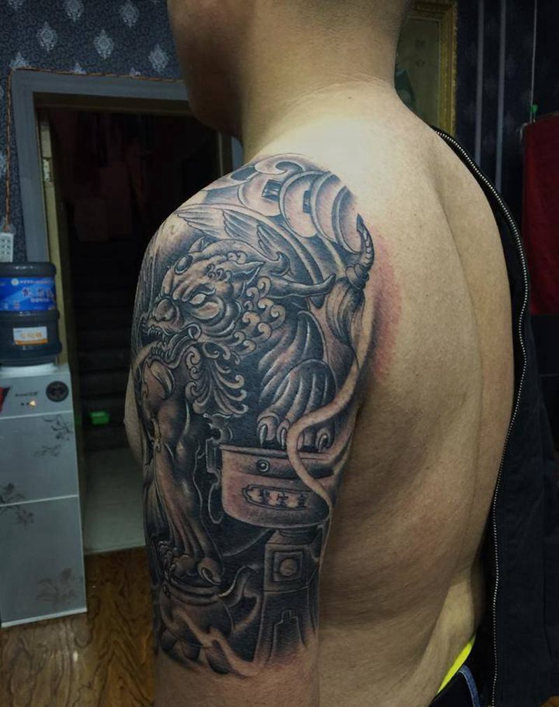 半胛组装中纹身图片