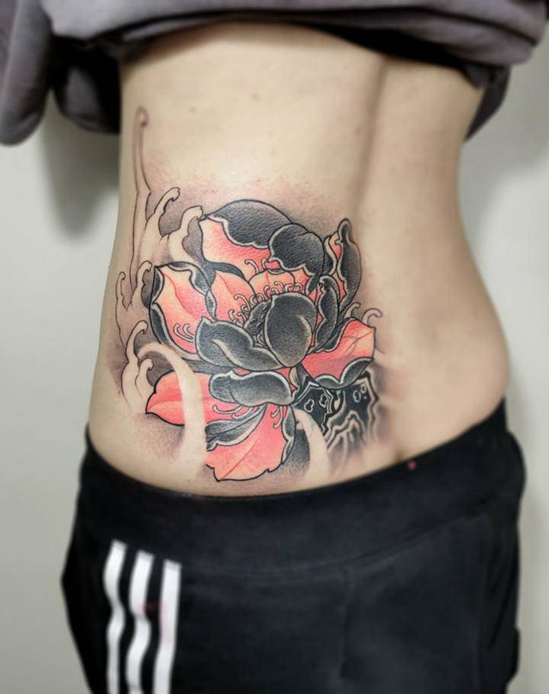 荷花遮盖纹身图片_腰部臀部新传统水墨荷花莲花遮盖纹身图案