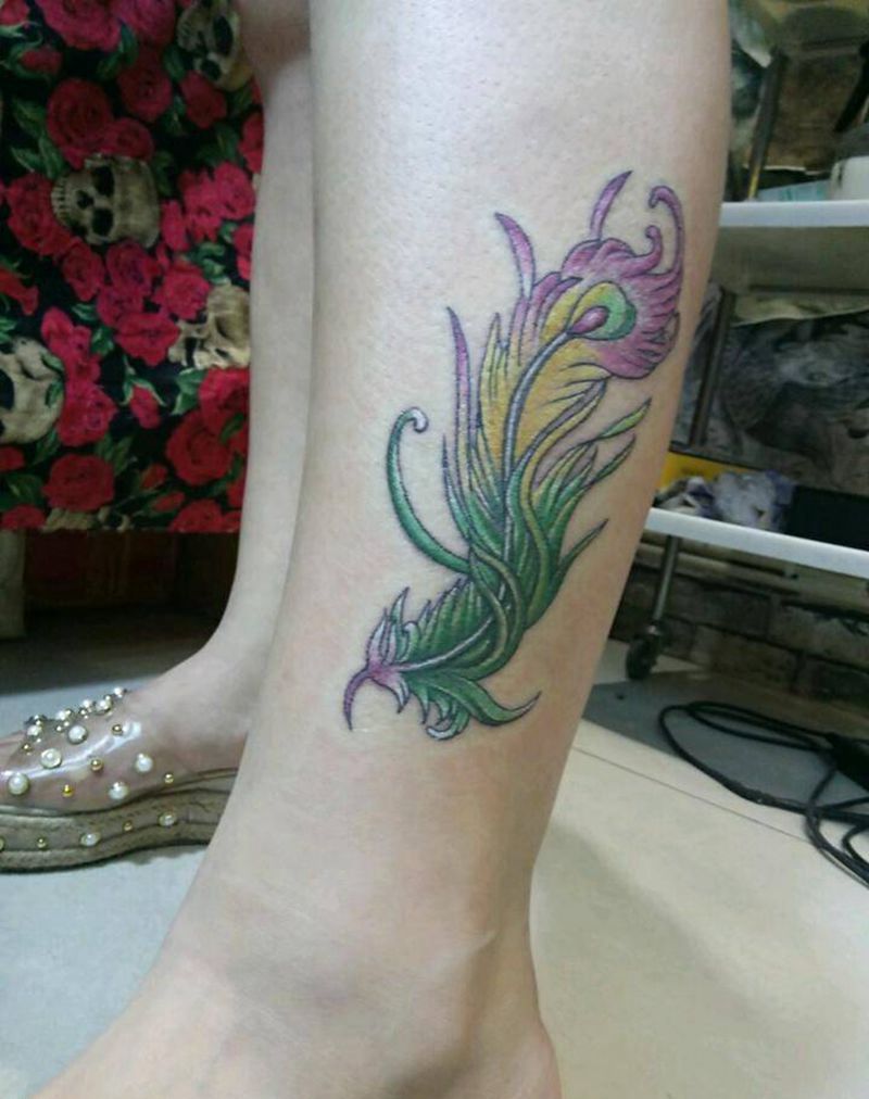 羽毛彩色纹身图片_腿部传统动物廊坊纹身成品纹身图案