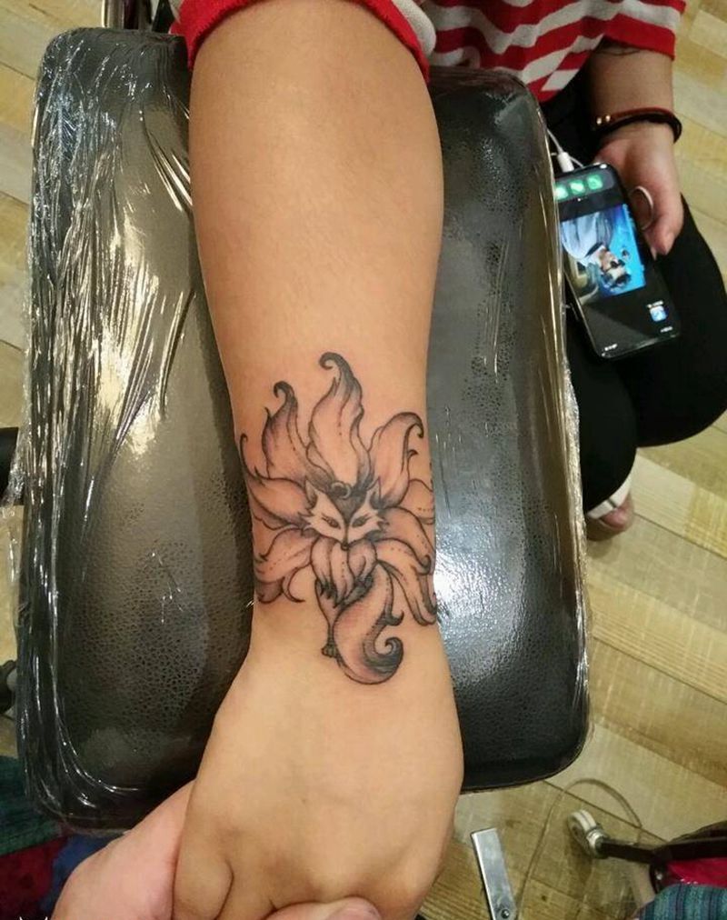 小九尾狐纹身图片_手部手臂新传统欧美写实九尾狐狐狸纹身图案