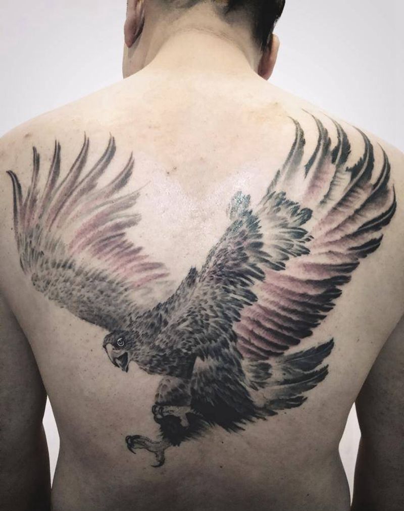 老鹰纹身图片_胸部背部新传统水墨老鹰鹰纹身图案