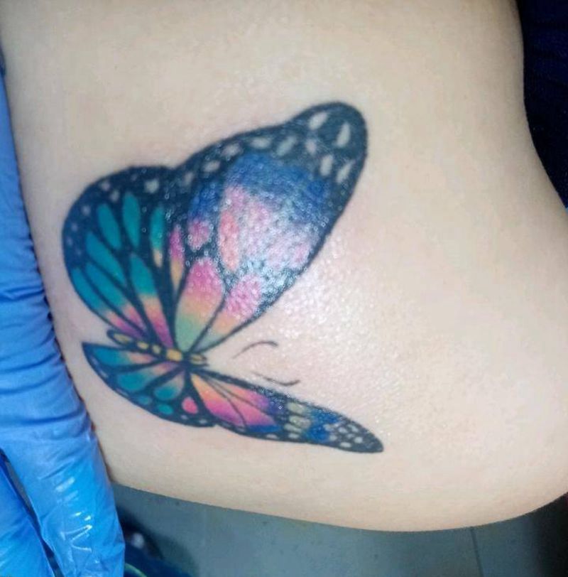 蝴蝶纹身图片_背部新传统纹身图案