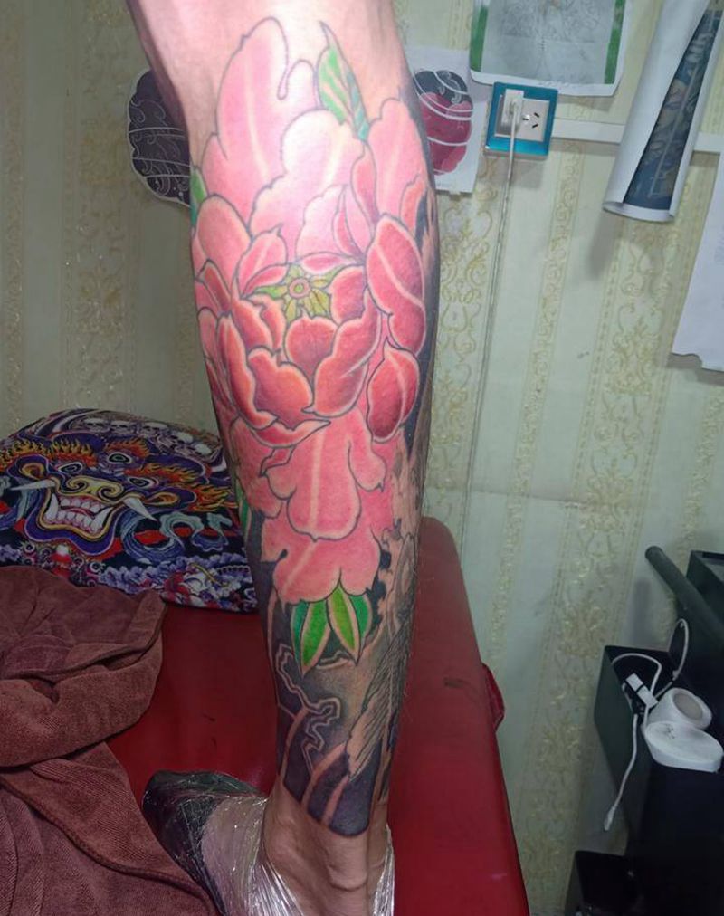 牡丹纹身图片_腿部新传统纹身图案
