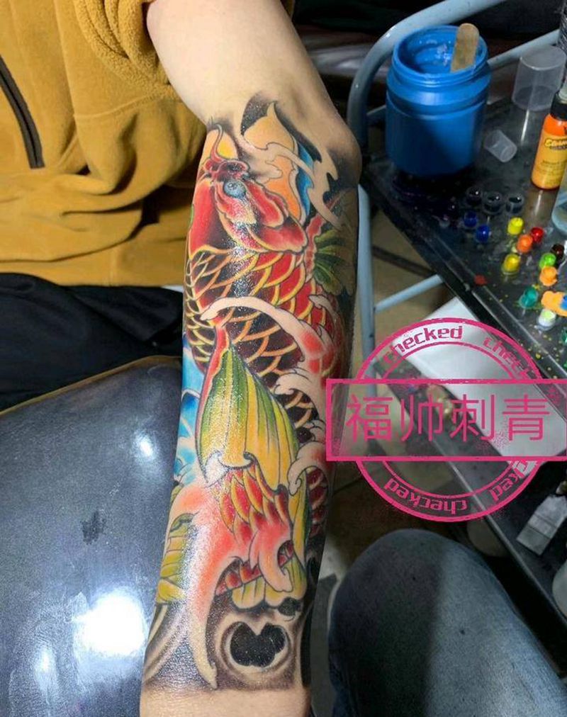 红鲤鱼纹身图片_手臂新传统纹身图案
