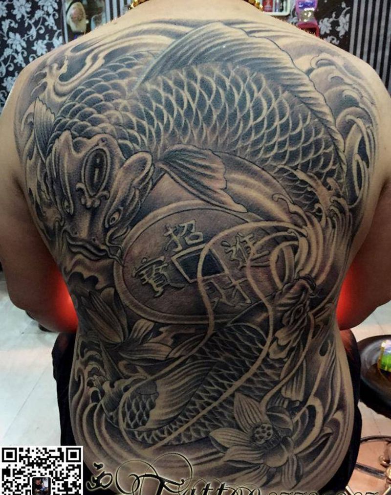 满背鲤鱼纹身图片_背部传统动物纹身图案