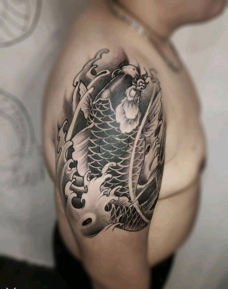 鲤鱼纹身图片_肩部手臂新传统老传统鲤鱼遮盖纹身图案