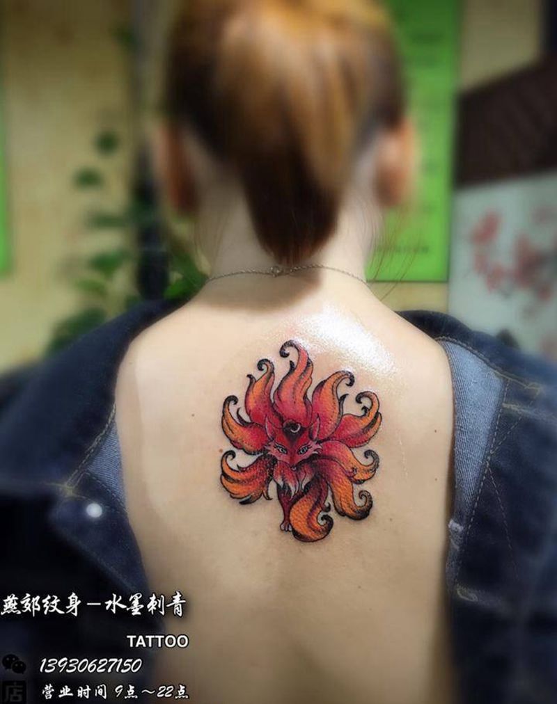 九尾纹身图片_成品背部清新动物纹身图案