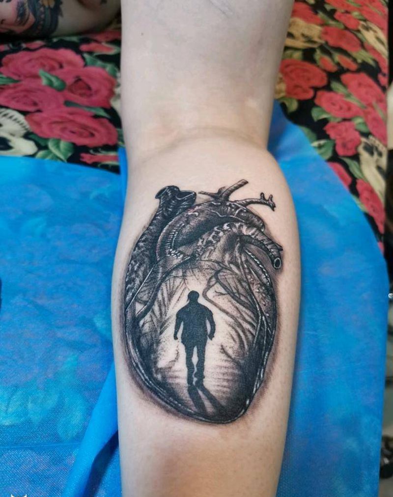 心脏纹身图片_腿部点刺水墨纹身图案