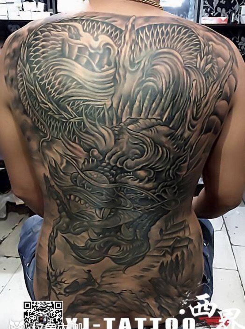 满背龙遮盖纹身图片_背部老传统纹身图案