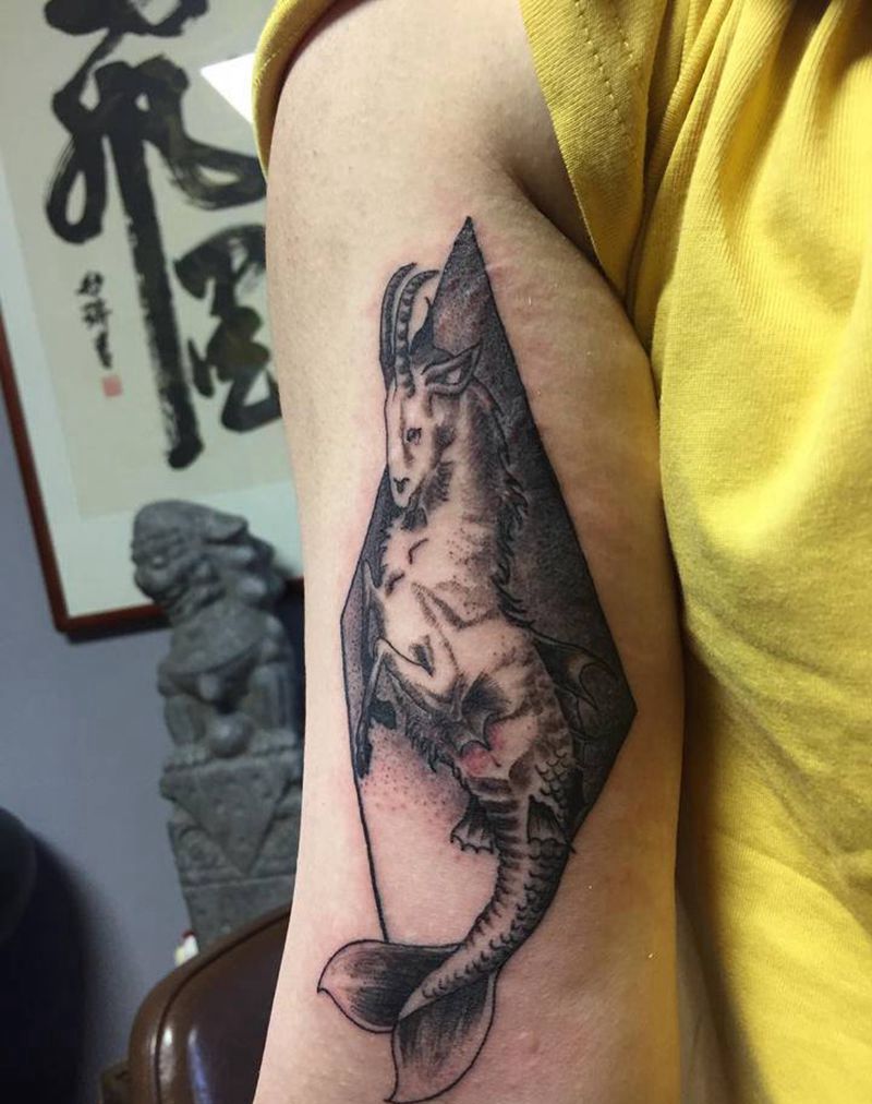 摩羯座纹身图片_手臂欧美写实摩羯座羊头鱼尾纹身图案