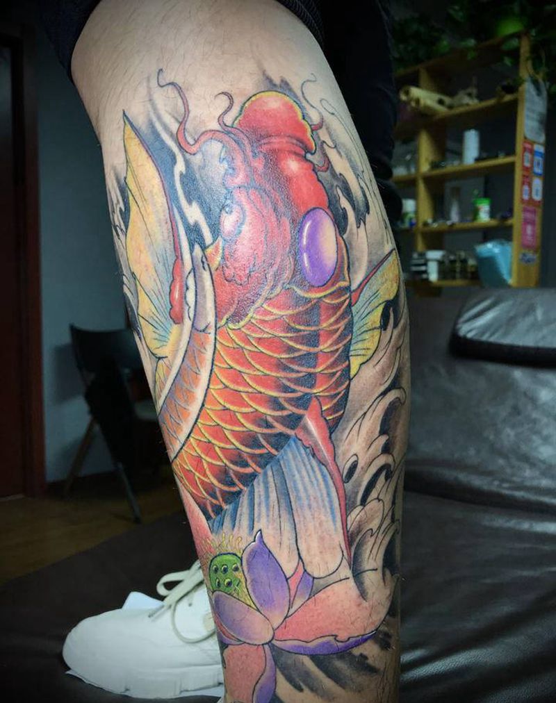锦鲤纹身图片_腿部新传统锦鲤鲤鱼纹身图案