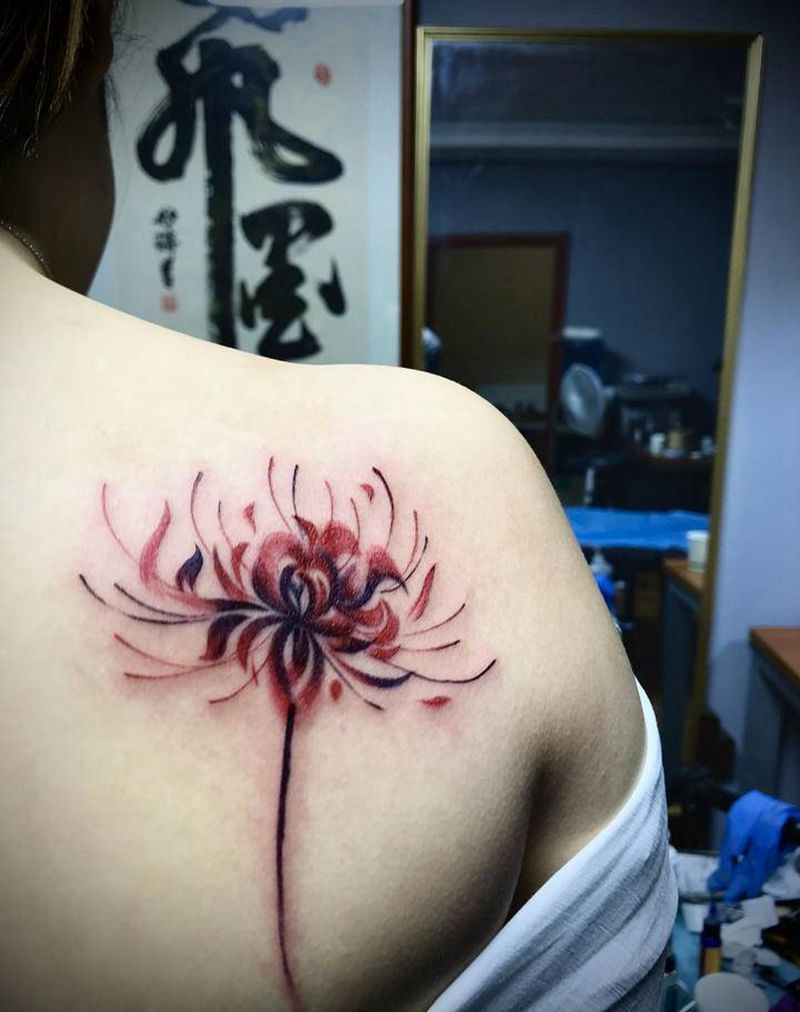 彼岸花纹身图片_背部肩部水彩新传统彼岸花曼珠沙华纹身图案