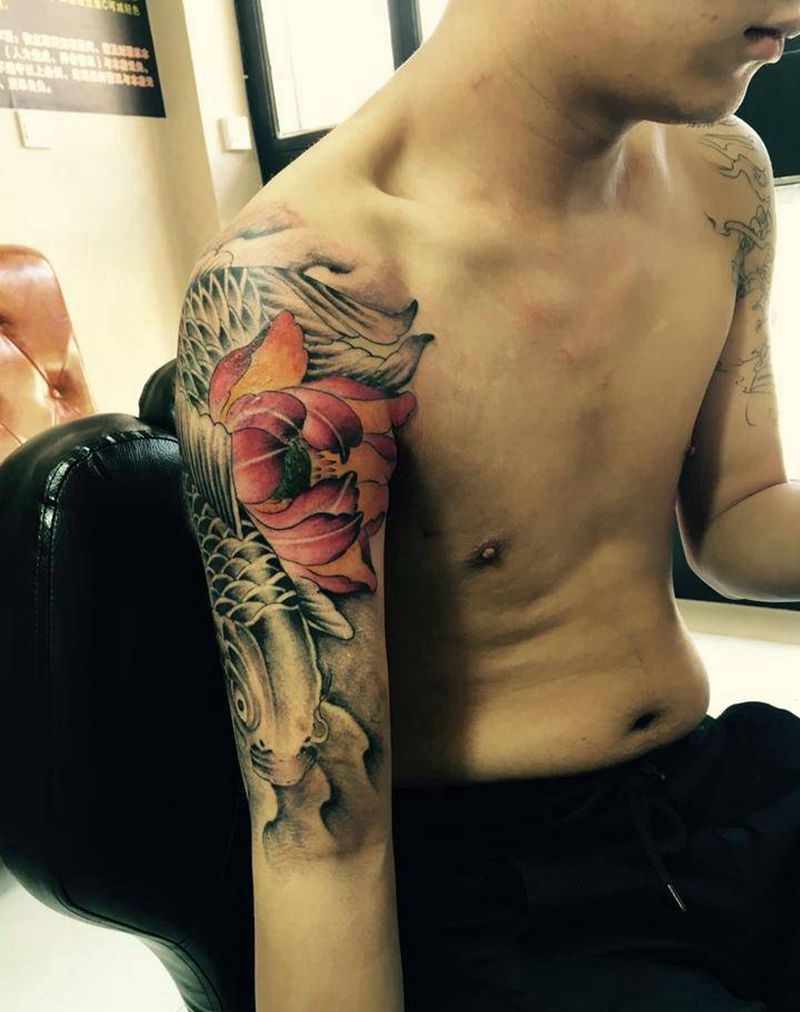 大臂鲤鱼纹身图片