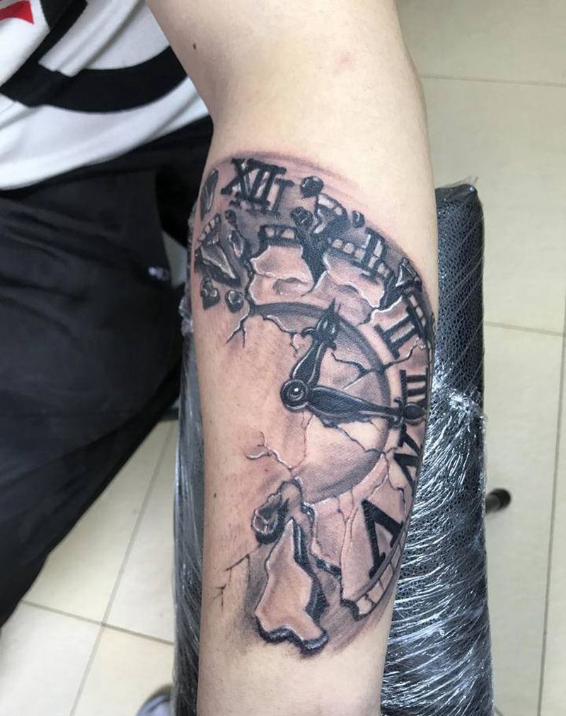 碎裂的永恒纹身图片_手臂欧美写实纹身图案