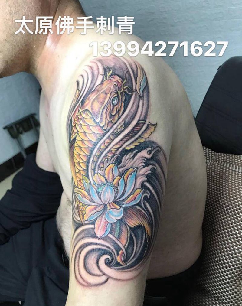 鱼入海纹身图片_肩部新传统纹身图案