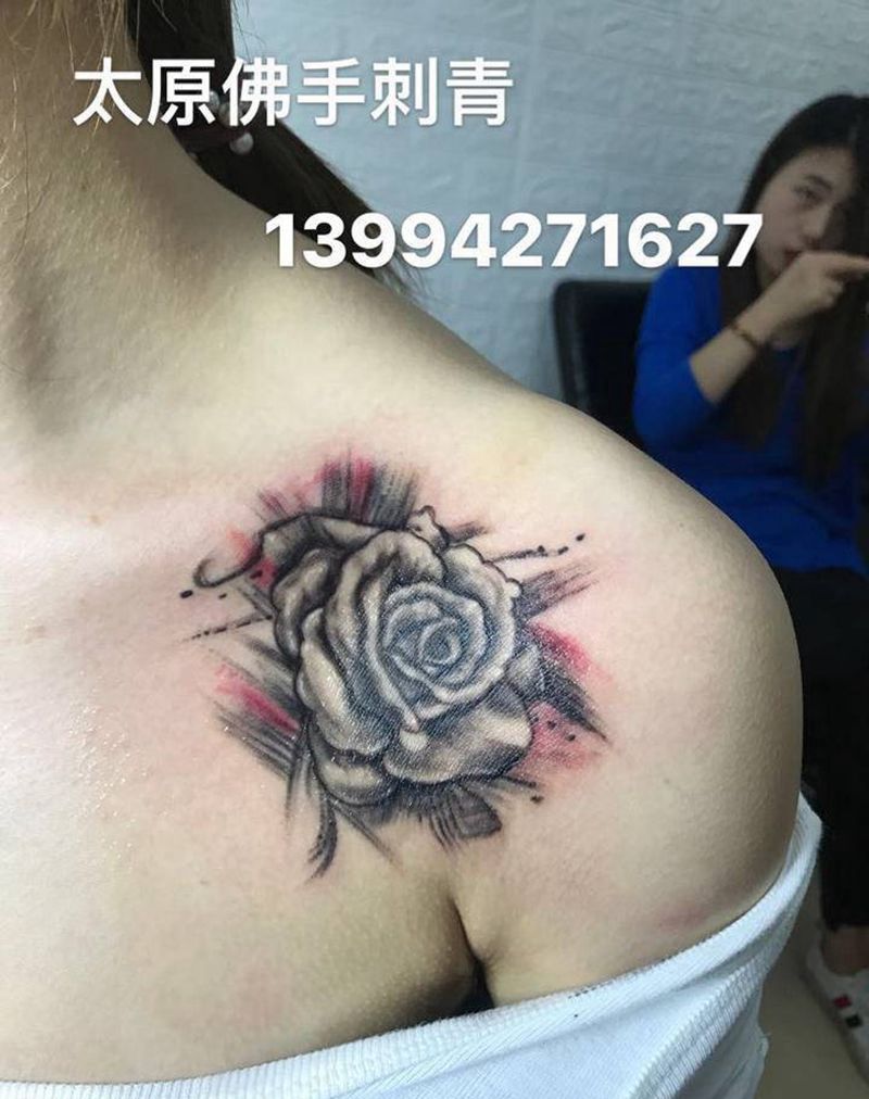 玫瑰花纹身图片_胸部欧美写实纹身图案