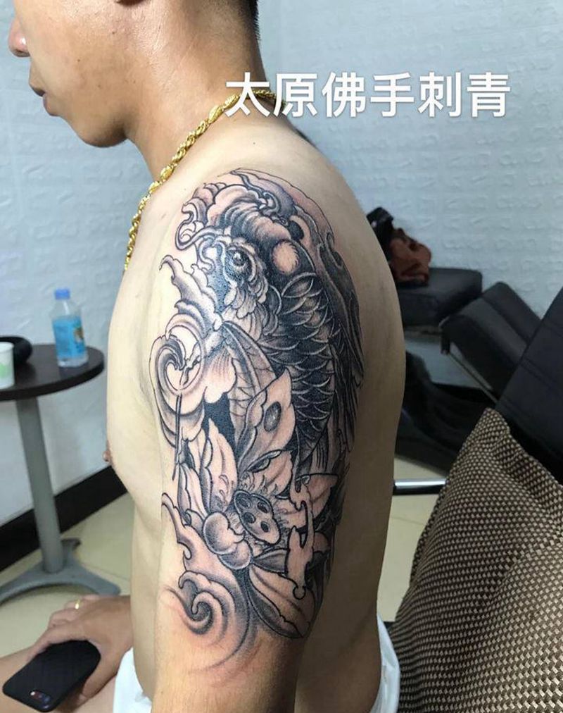招财鱼纹身图片_肩部新传统纹身图案