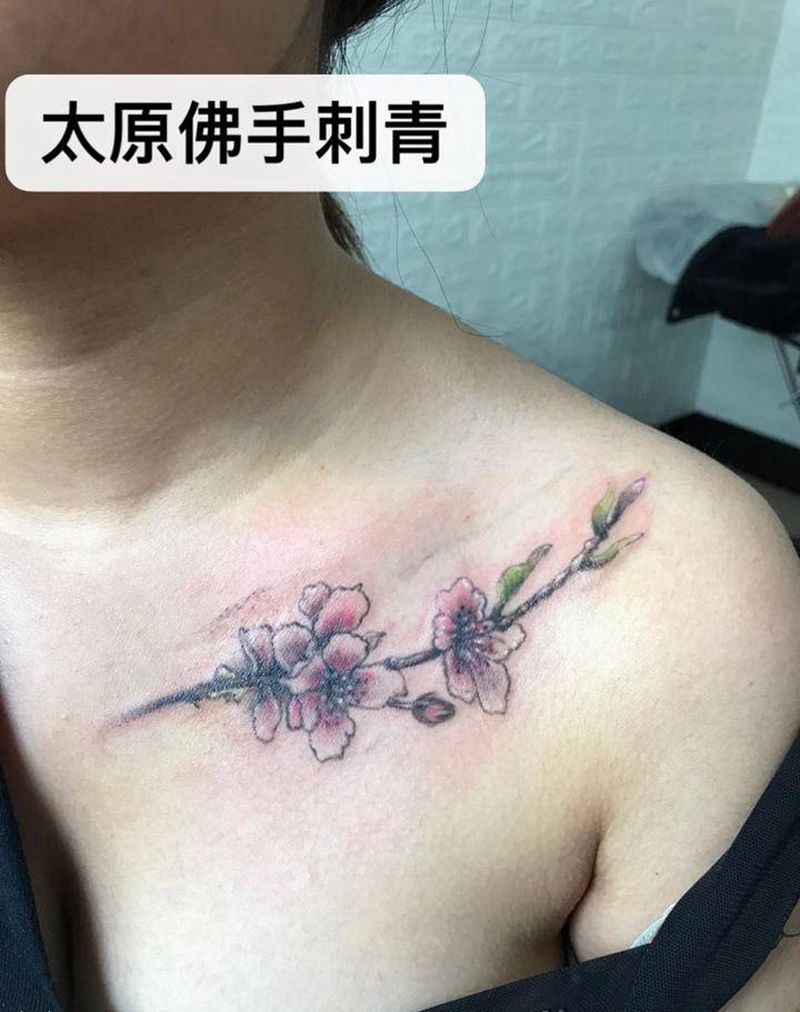 梅花纹身图片_胸部新传统水彩纹身图案