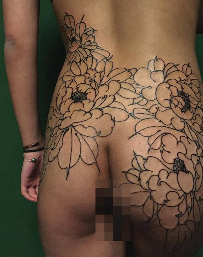 牡丹纹身图片_臀部背部老传统纹身图案