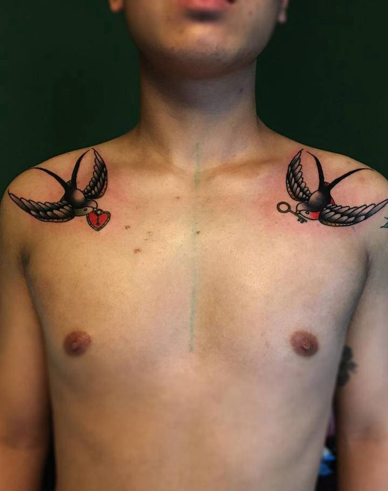 对肩燕子纹身图片_肩部Old School纹身图案