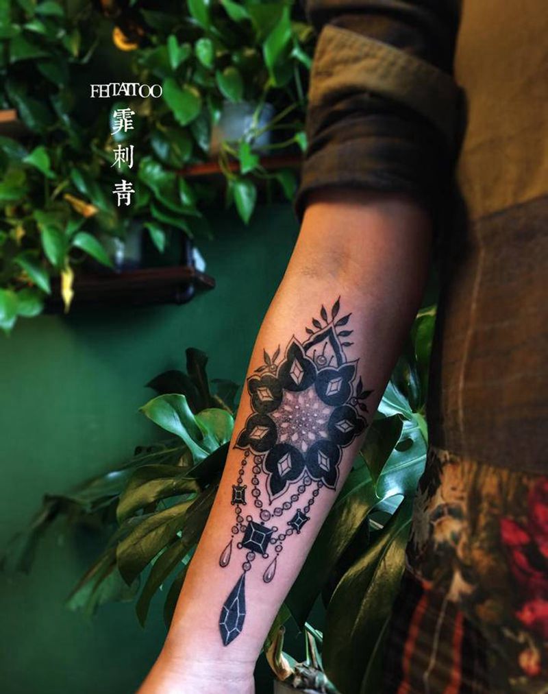 曼陀罗纹身图片_手臂几何点刺纹身图案