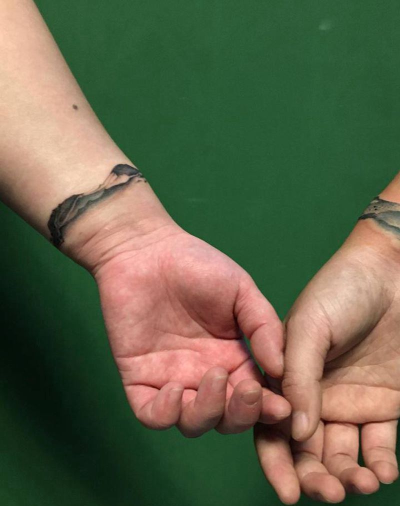 水墨情侣臂环纹身图片_手部水墨纹身图案