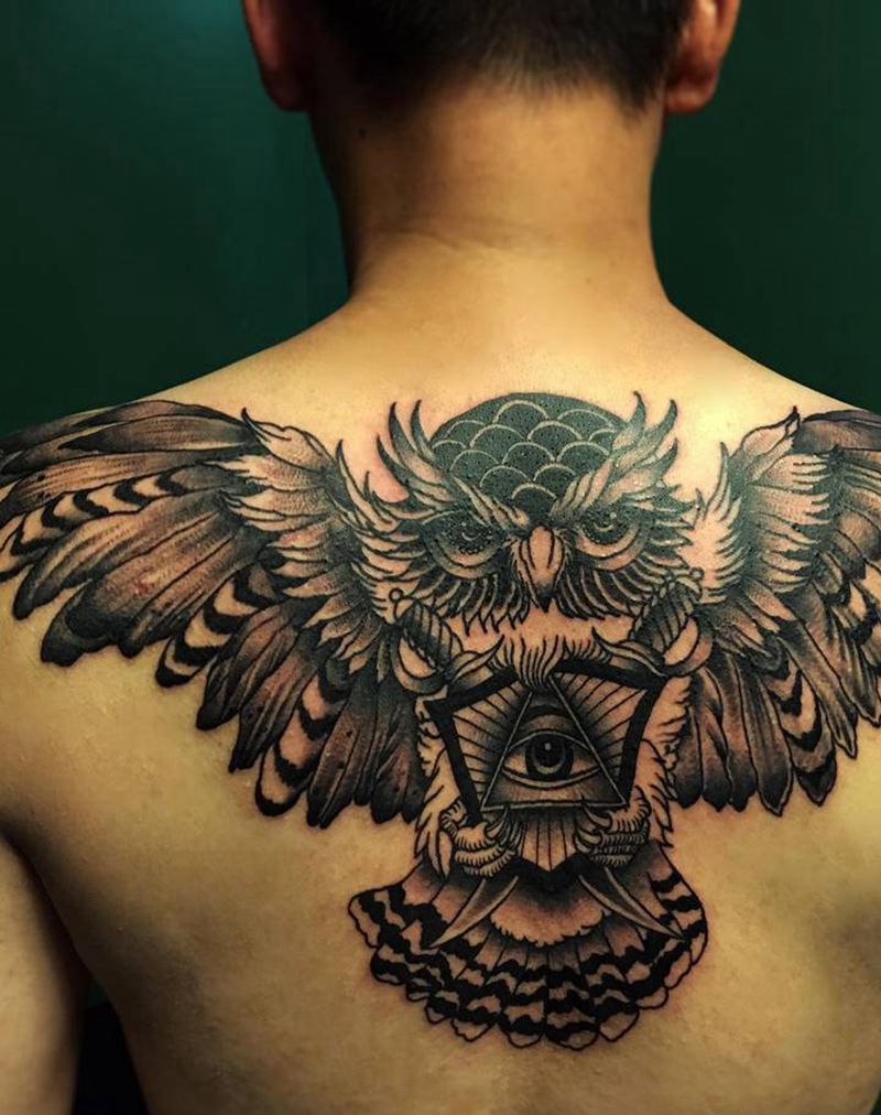 猫头鹰纹身图片_背部点刺欧美写实纹身图案