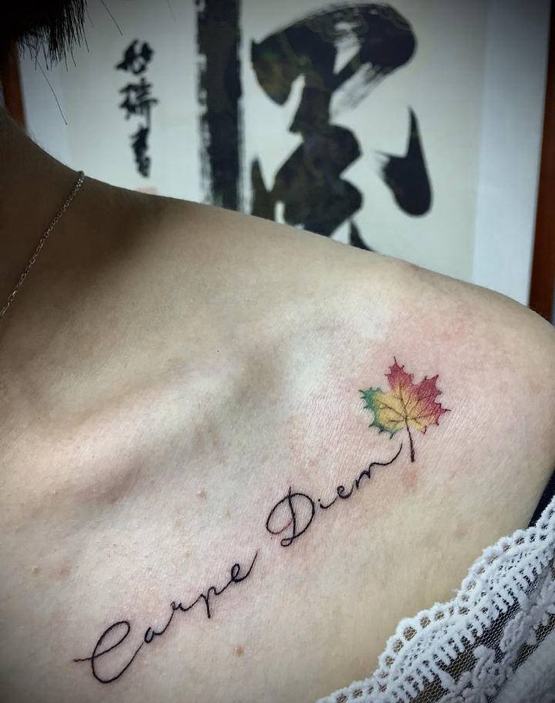 锁骨枫叶纹身图片_肩部新传统及时行乐枫叶纹身图案