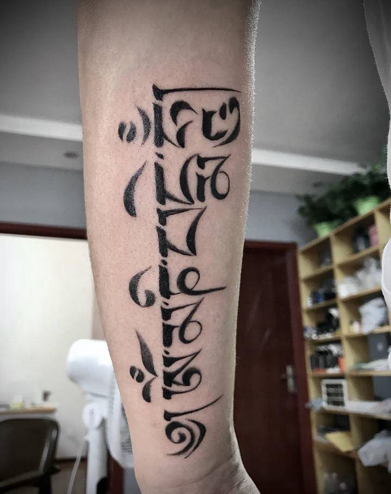 六字真言纹身图片_手臂水墨花体字六字真言纹身图案