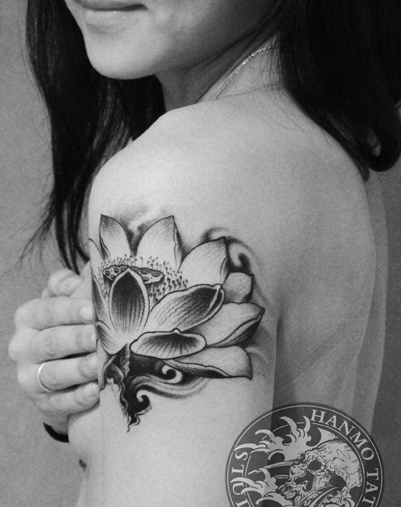 莲花纹身图片_肩部新传统纹身图案