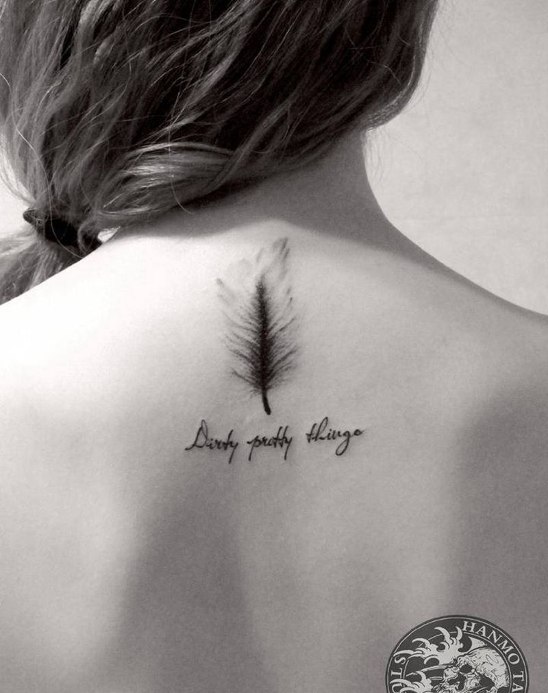 文艺范儿羽毛..纹身图片_背部肩部纹身图案
