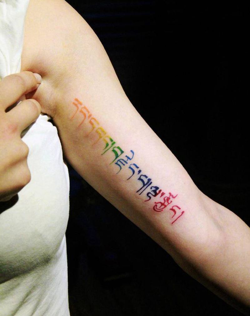 彩色梵文纹身图片_臀部纹身图案