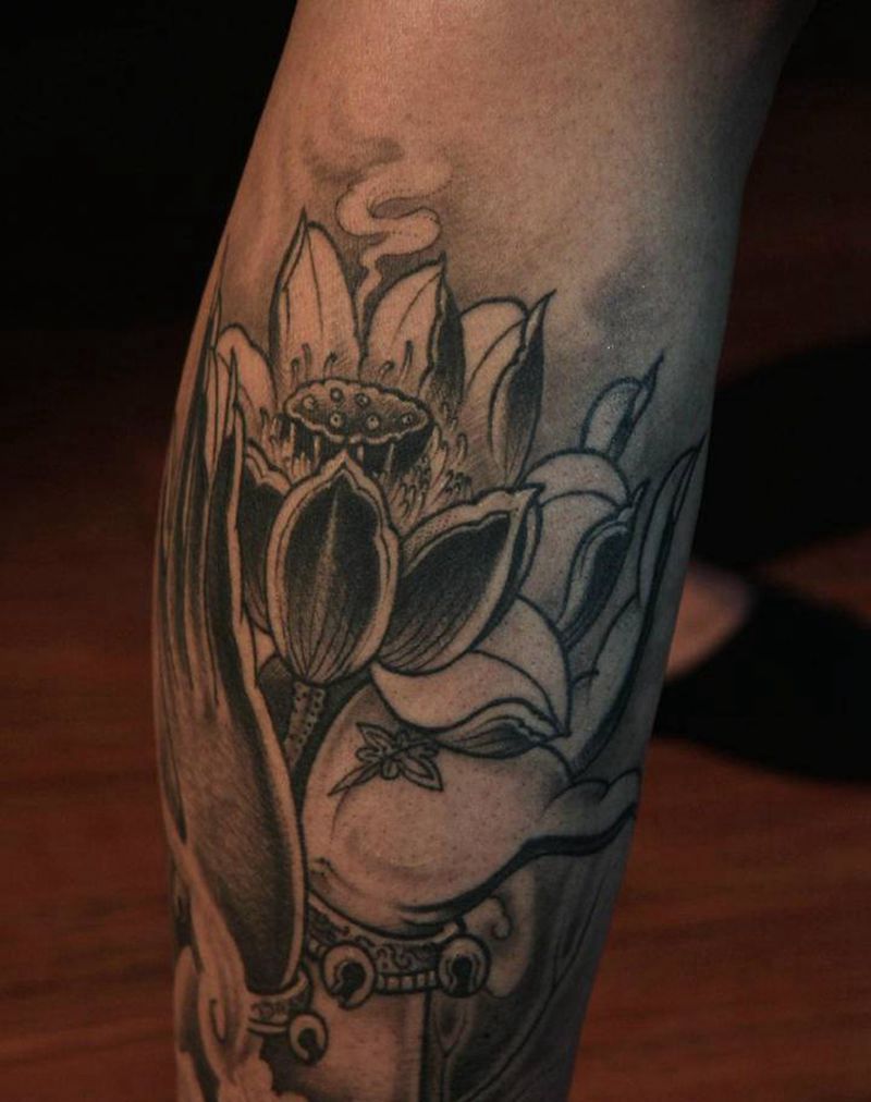 莲花纹身图片_腿部老传统新传统纹身图案