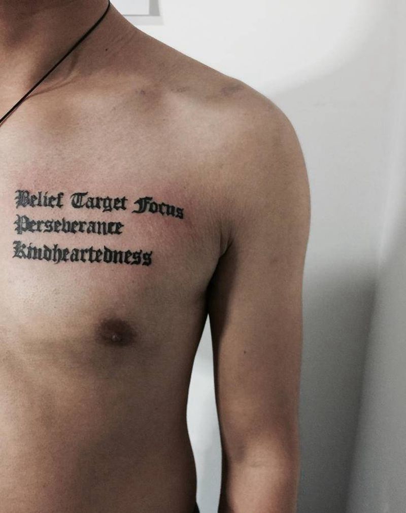 英文纹身图片_胸部纹身图案