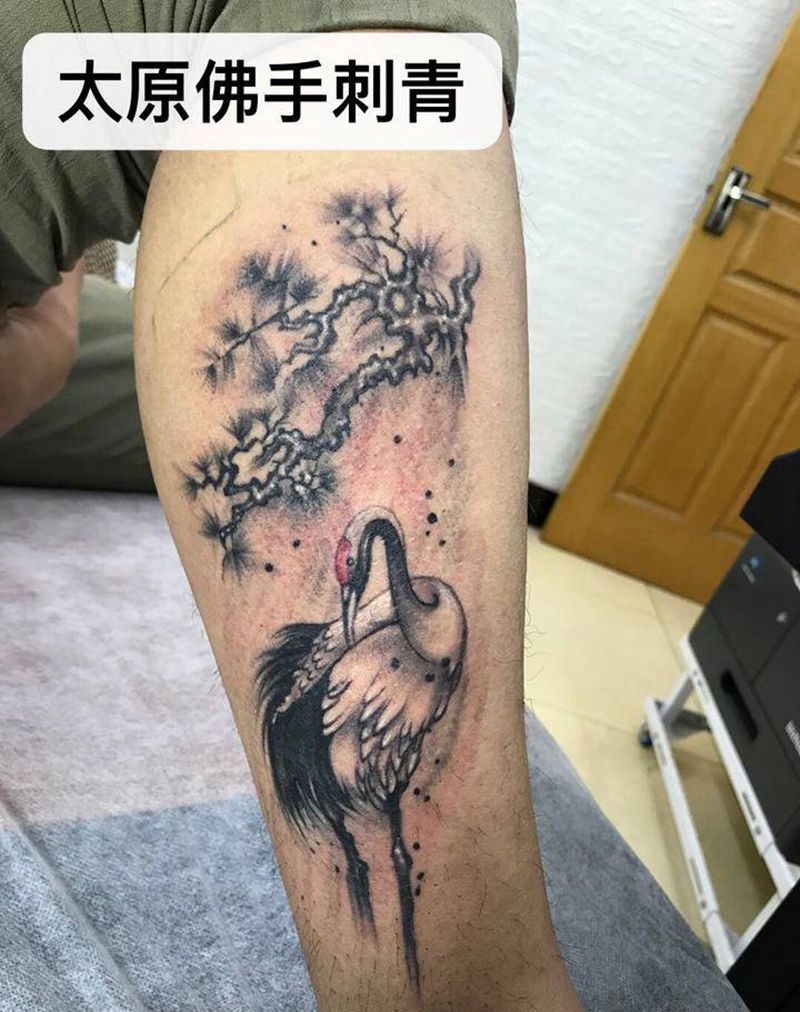 鹤纹身图片_腿部水墨纹身图案