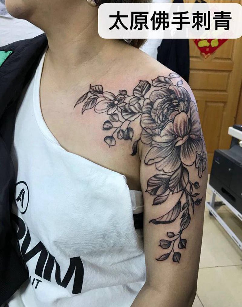 素花纹身图片_肩部点刺纹身图案