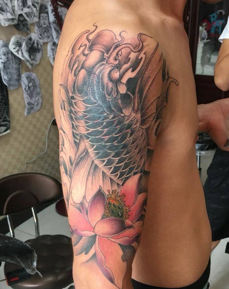 大臂鲤鱼遮盖纹身图片