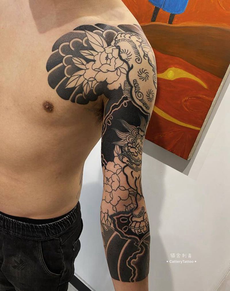黑灰板雾完成纹身图片_胸部手臂老传统纹身图案