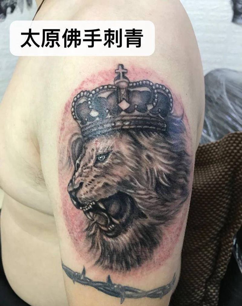 王者纹身图片_肩部欧美写实纹身图案